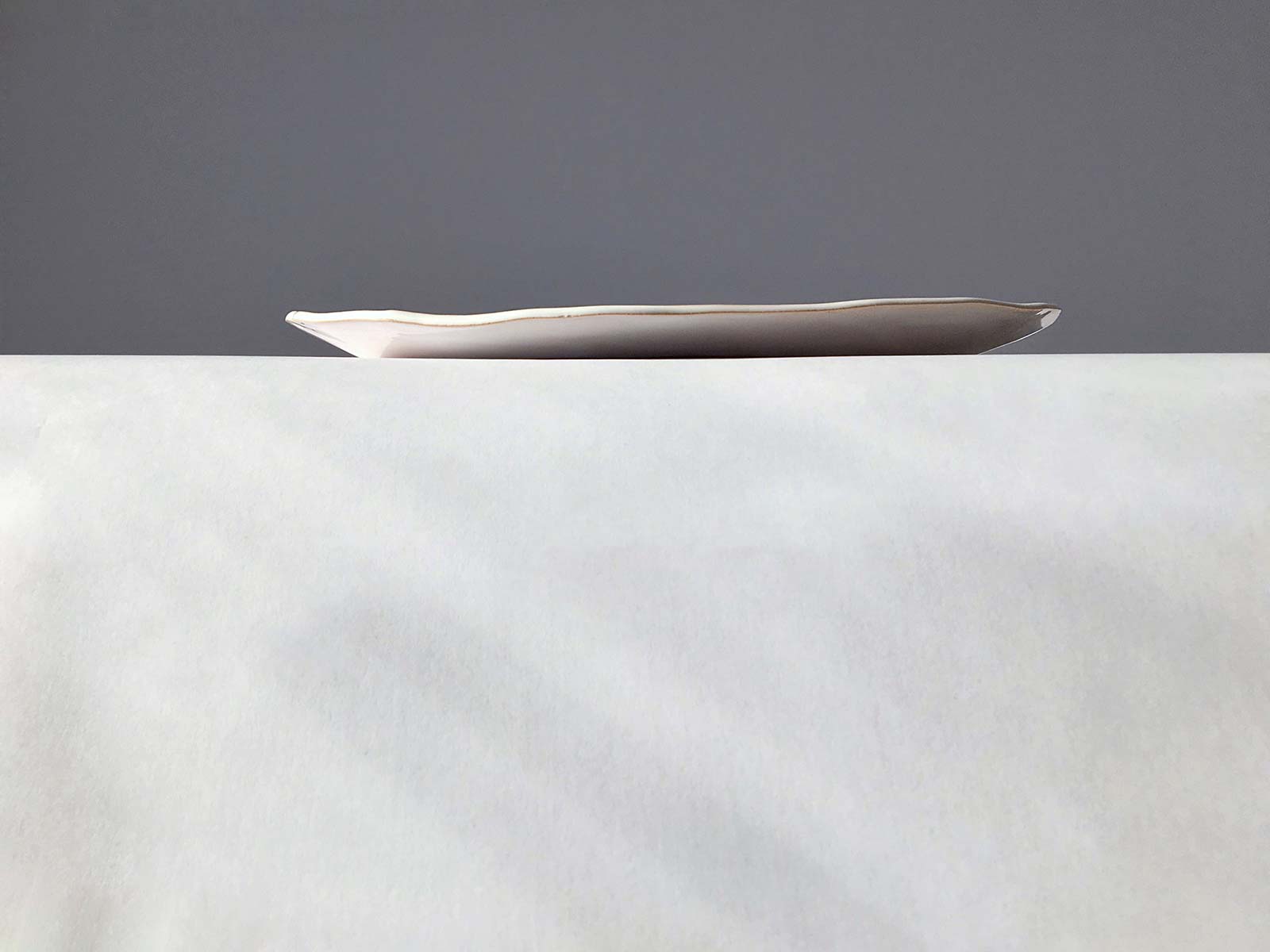 Flat plate with artistic drawing