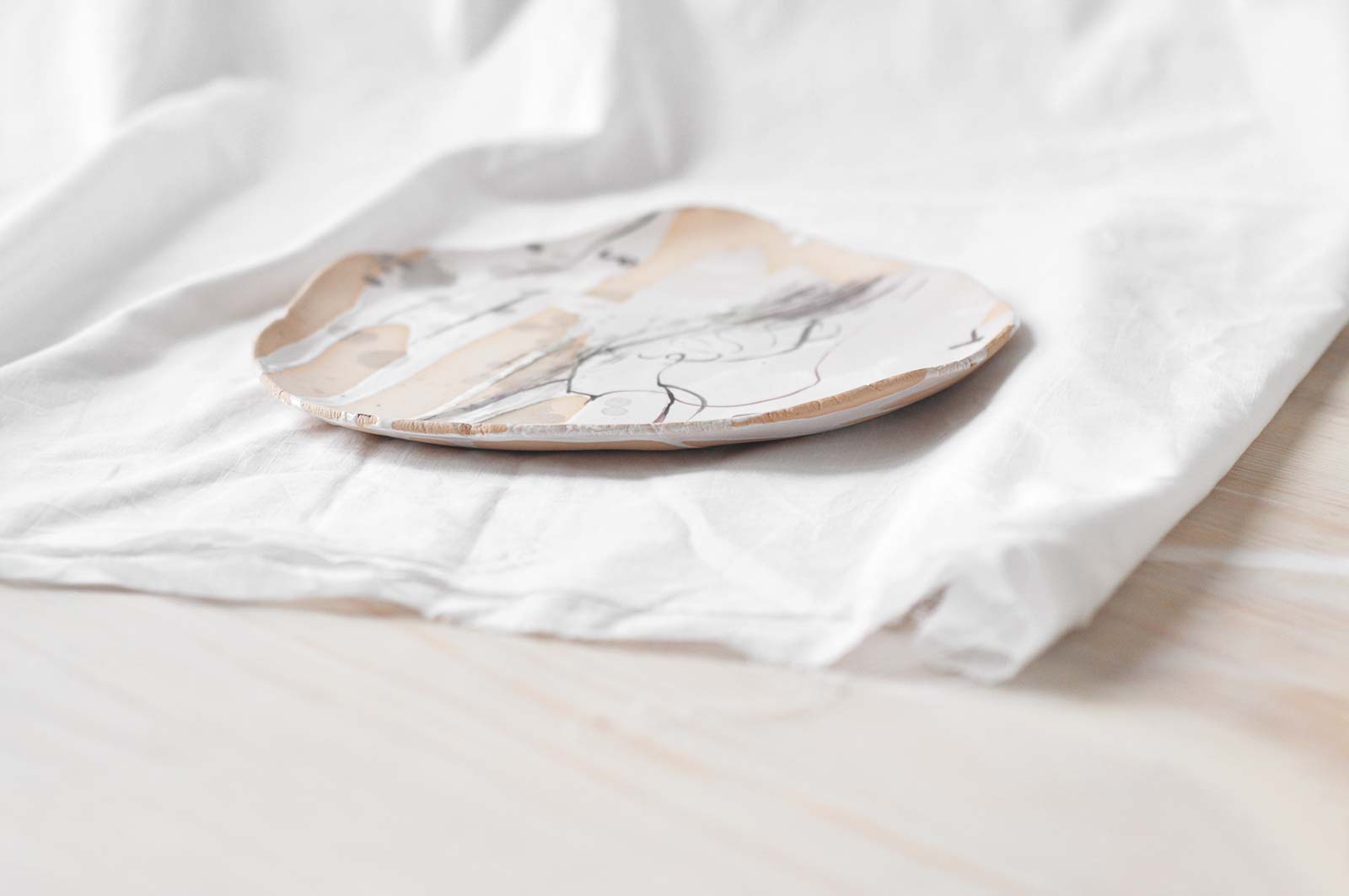 Side view - Flat decorative plate (Handmade)