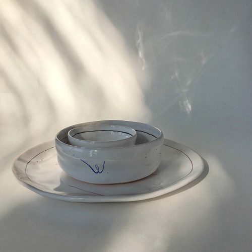 Set plates with abstract drawing