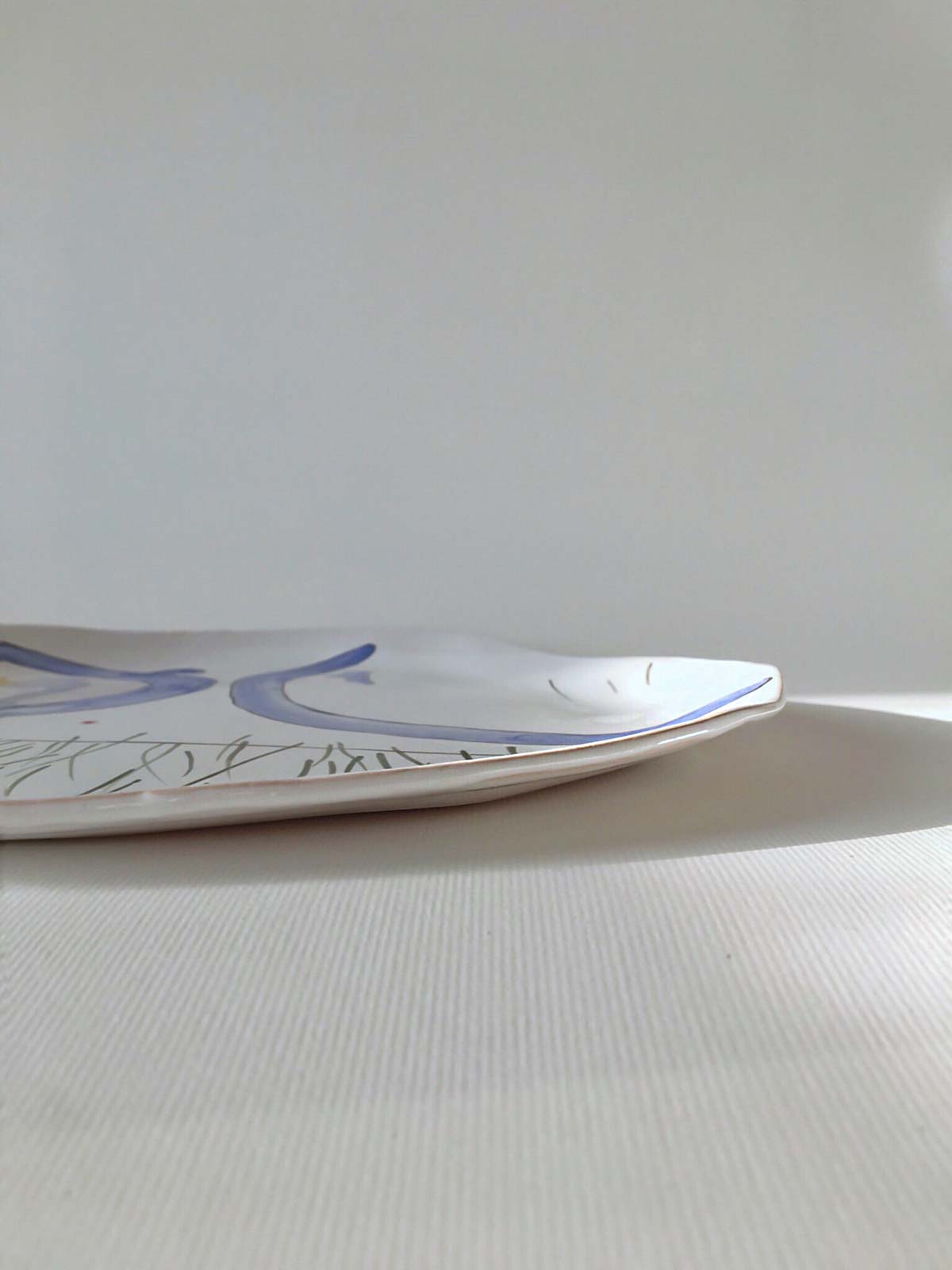 Вид збоку - Велика кругла тарілка