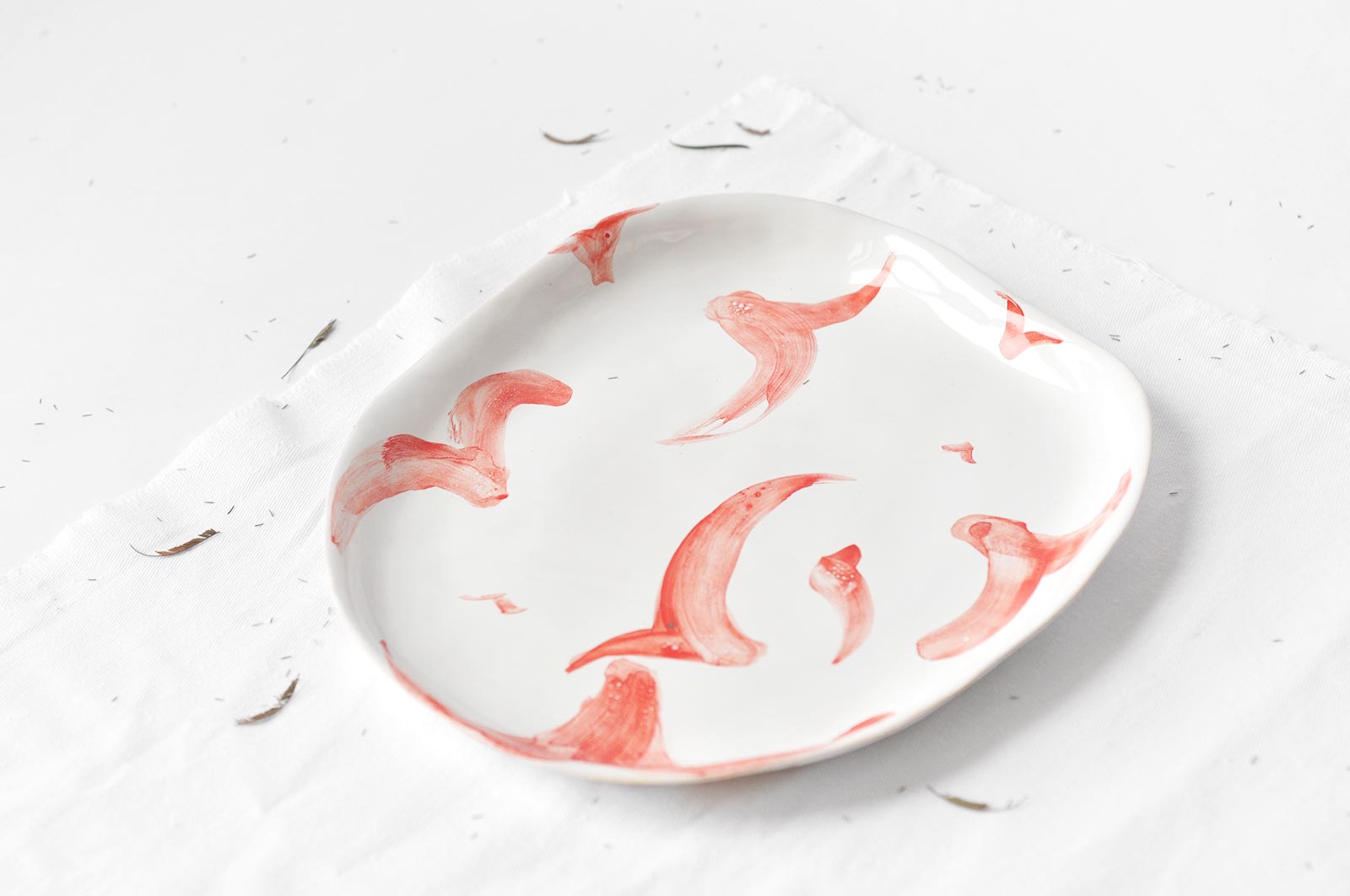 Вид спереду - Плоска керамічна тарілка (Ручна робота)