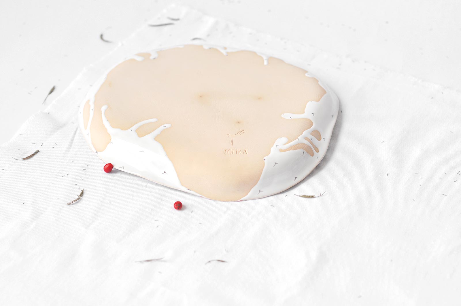 Вид ззаду - Плоска керамічна тарілка (Ручна робота)