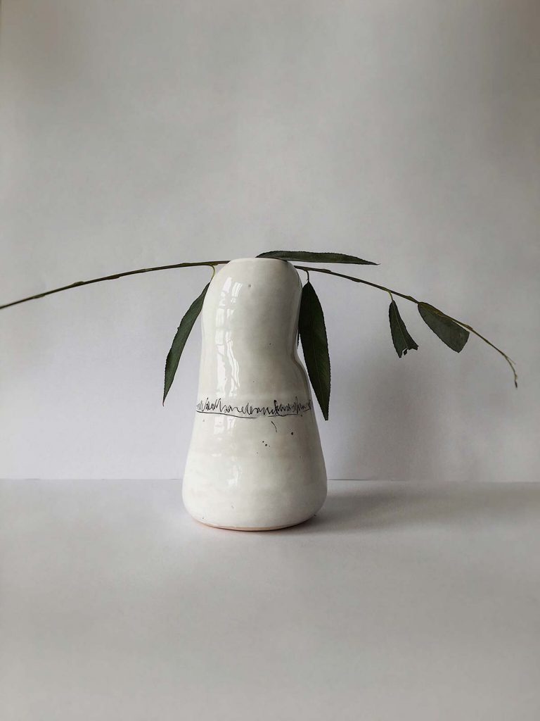 Ваза для квітів з жіночим силуетом