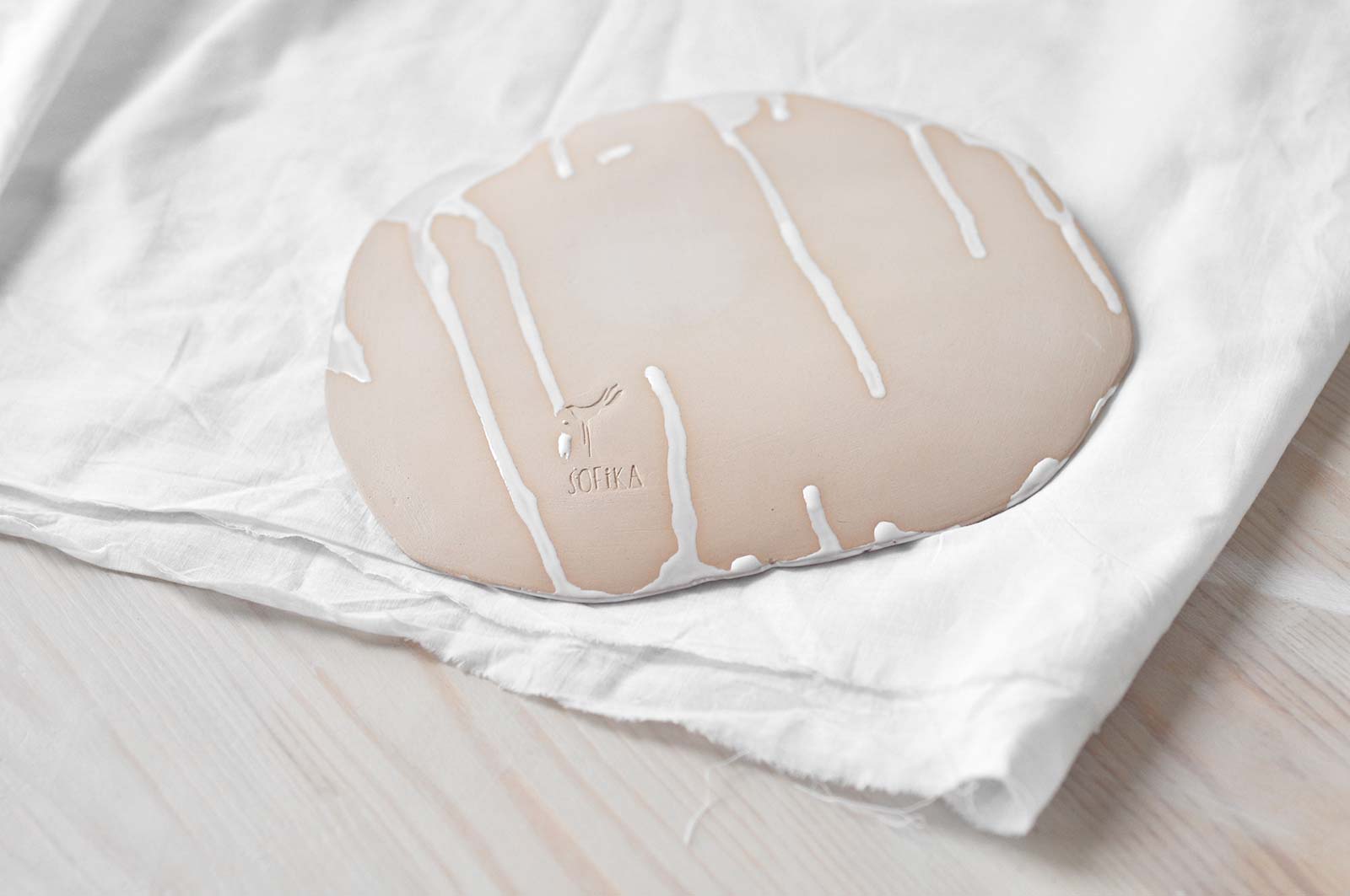 Вид ззаду - Плоска декоративна тарілка (Ручна робота)