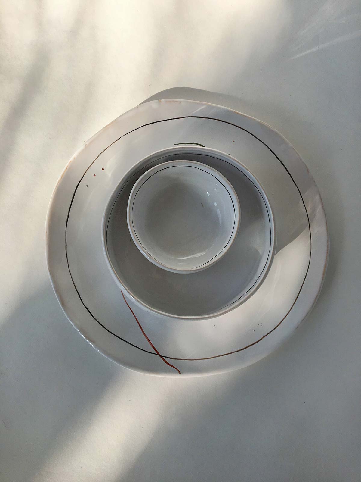 Набір тарілок з абстрактним малюнком