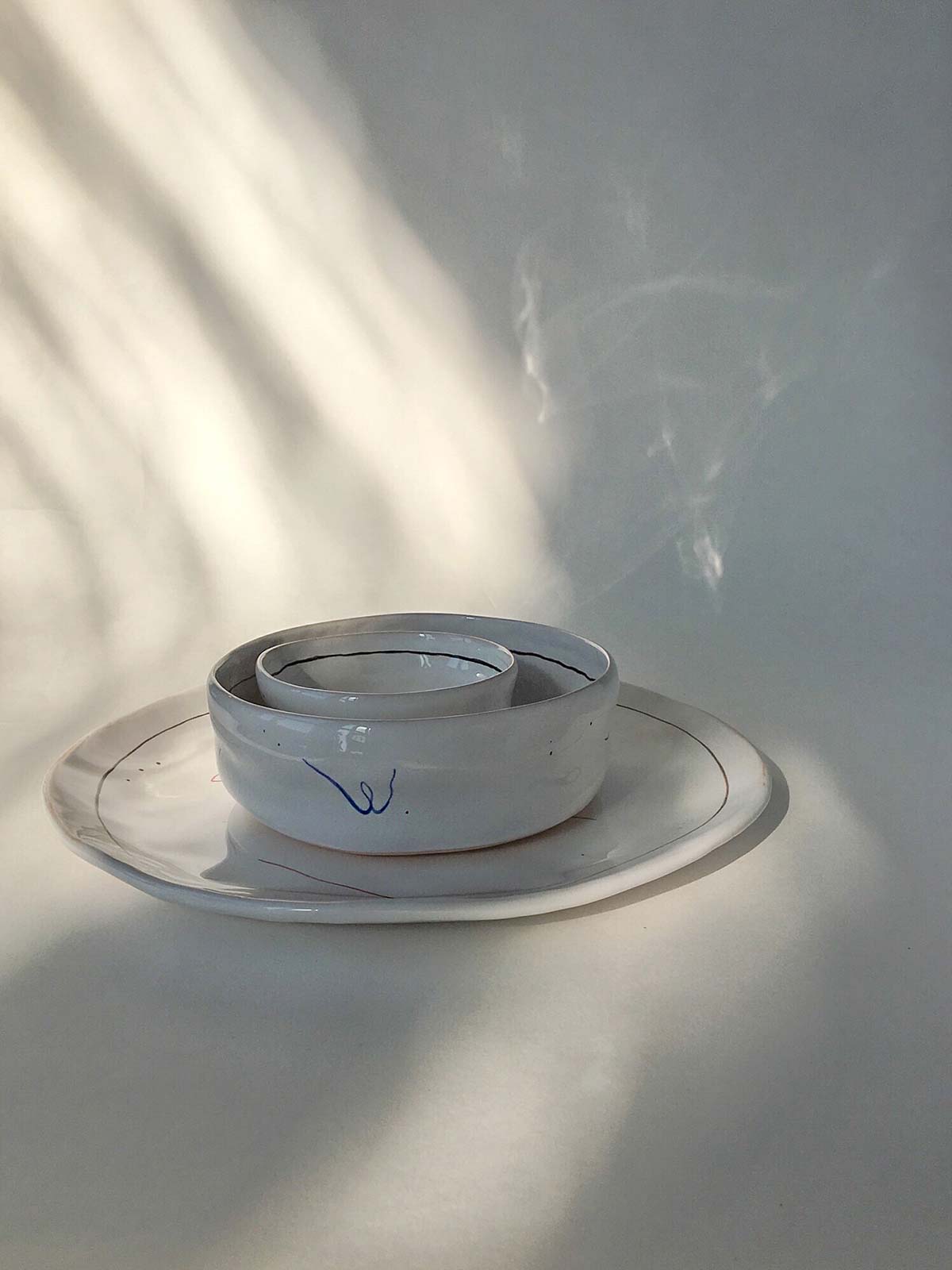 Набір тарілок з абстрактним малюнком