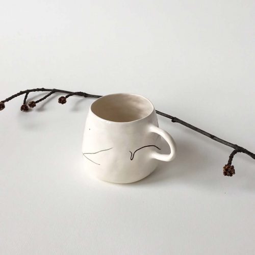 Вид збоку - чашка з абстрактним малюнком