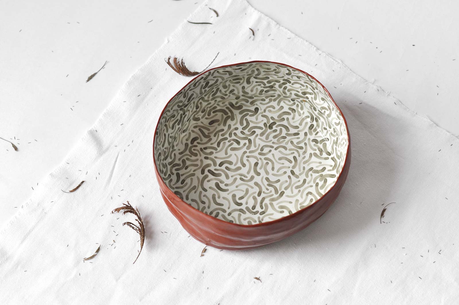 Вид спереду - Велика глибока тарілка з з кераміки (Ручна робота)