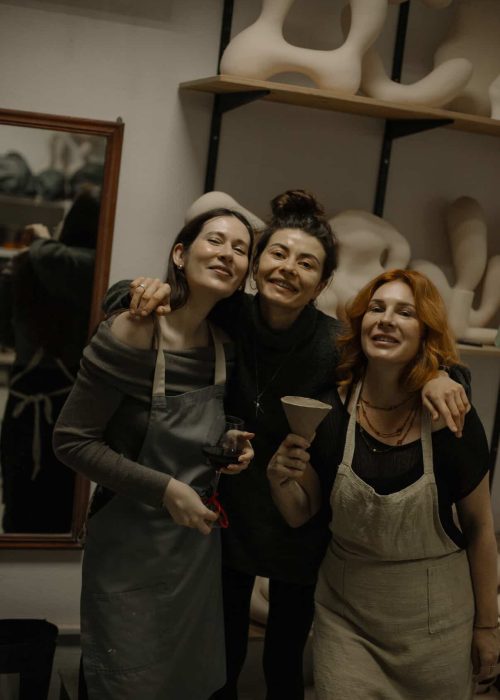 Урок з навчального курсу по кераміці - наші учні та клієнти Урок з навчального курсу по кераміці - наші учні та клієнти