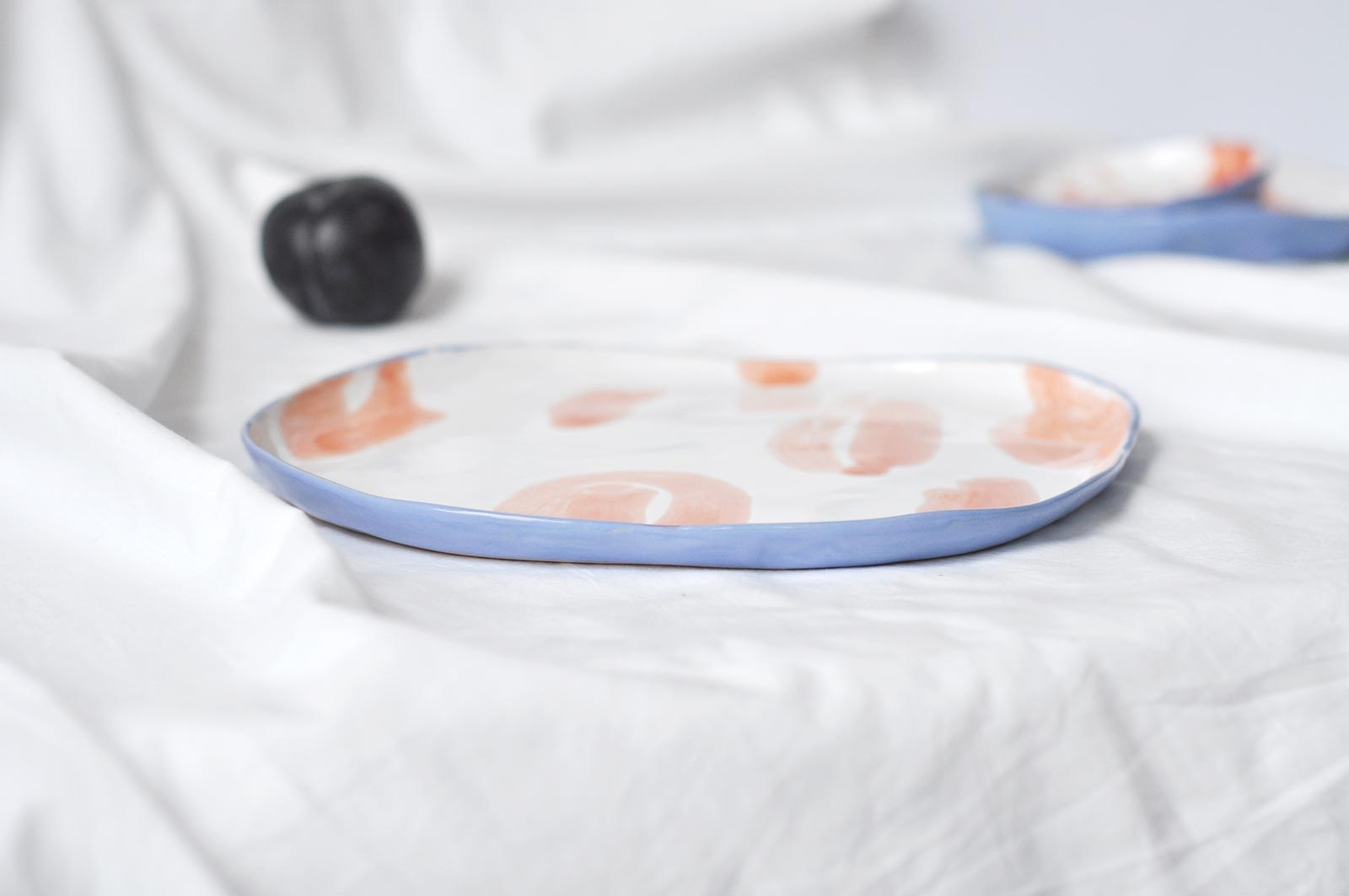 Вид сбоку - Декоративная керамическая тарелка (Ручная работа)