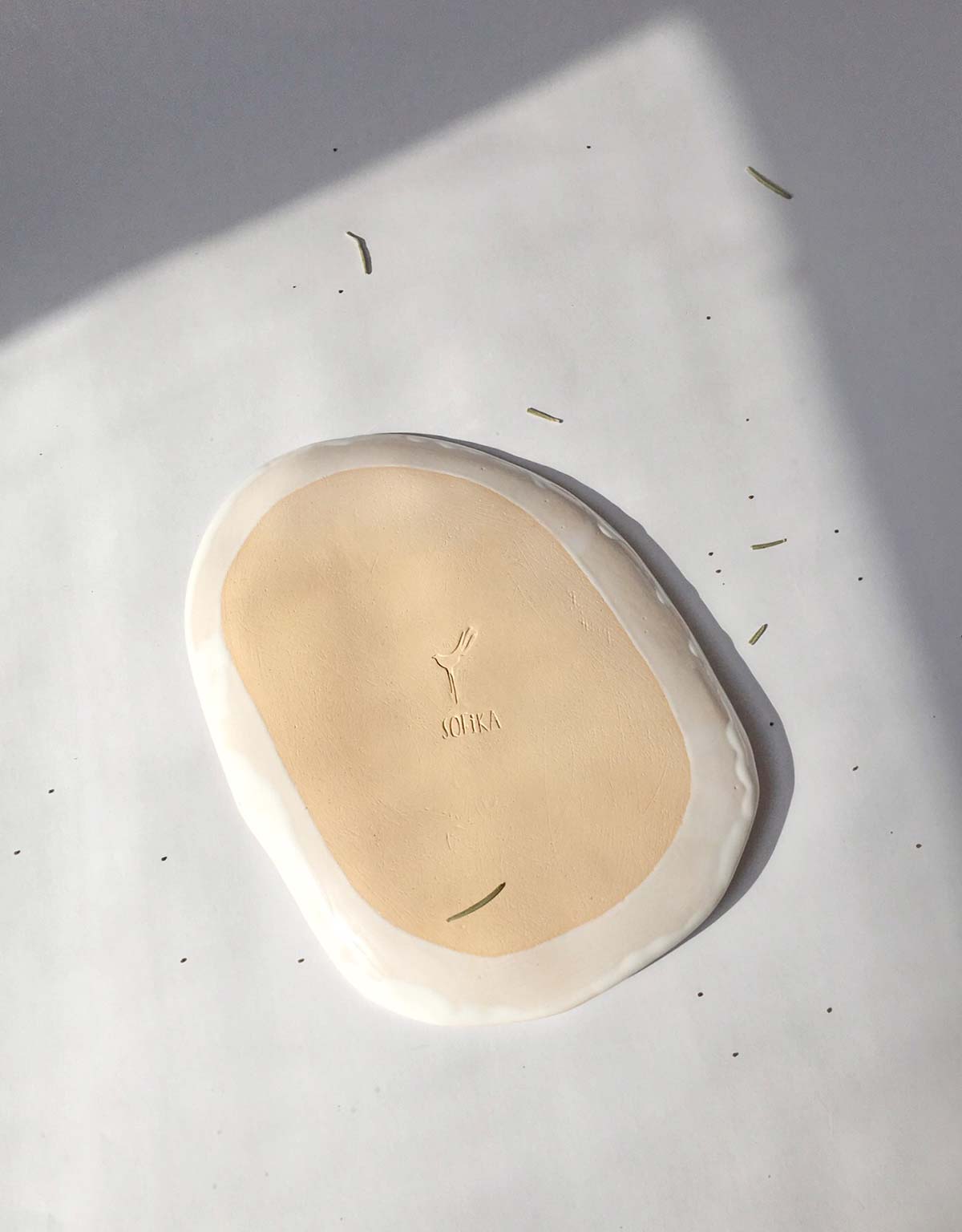 Вид сзади - Керамическая тарелка