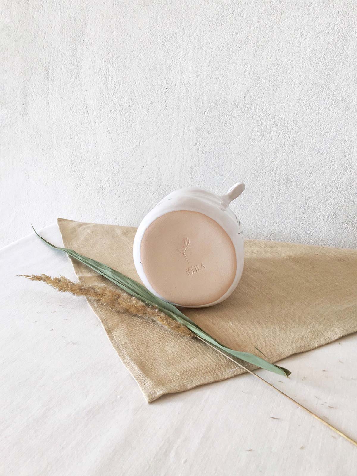 Керамический кувшин - вид сзади