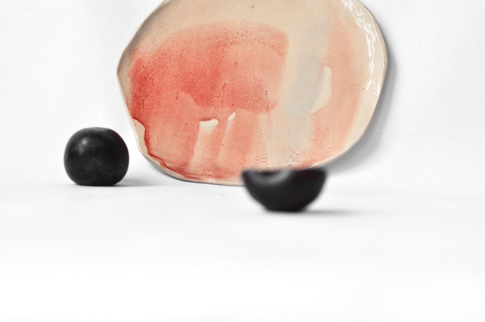 Вид спереди - Плоская декоративная тарелка из керамики (Ручная работа)