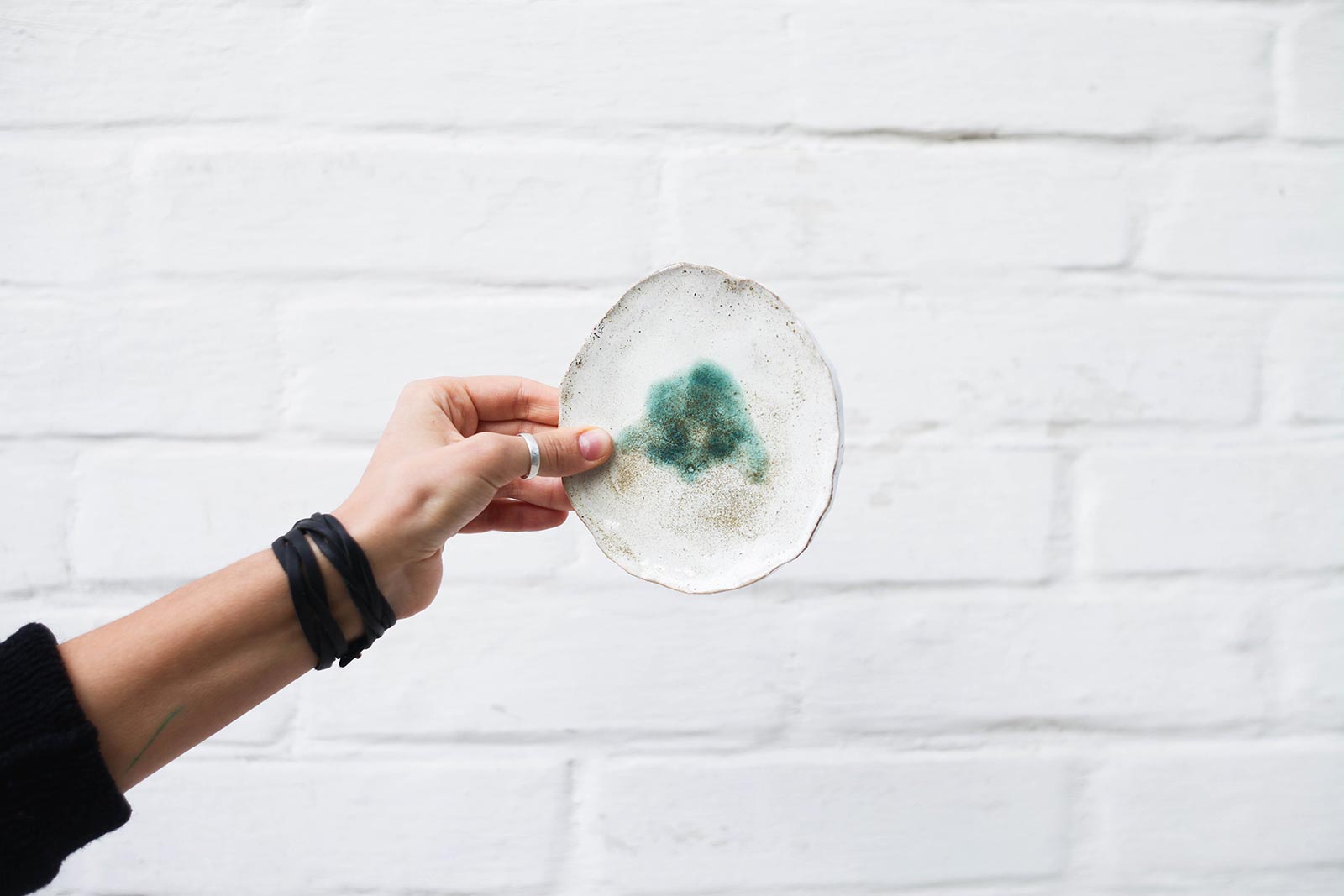 Вид спереди - Маленькая декоративная тарелка из керамики (Ручная работа)