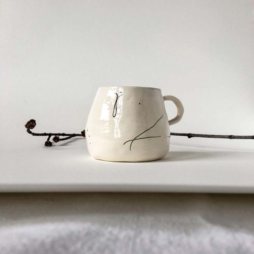 Чашка с абстрактным рисунком