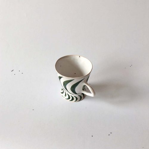 Вид сверху - Чашка с зеленым рисунком